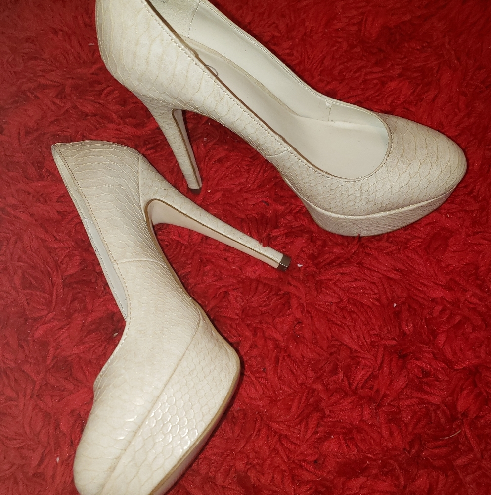 New Aldo sz 7 bone color snakeskin pumps